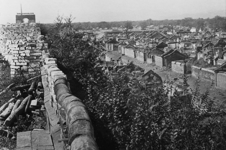 الدفاعات التي بناها الملاكمون على جدار بالقرب من البوابة الجنوبية في العاصمة بكين حوالي عام 1901(غيتي)