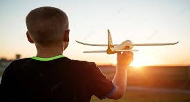صبي يرمي طائرة لعبة ثم يستدير فتطرحه أرضًا -صحيفة هتون الدولية-
