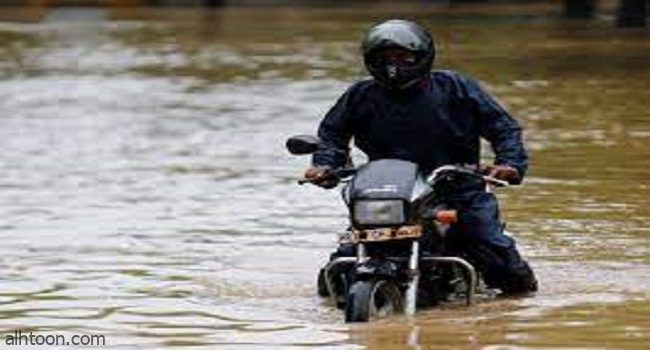 سحلية تذهل سائقي الدراجات الناريه في مياه الفيضانات -صحيفة هتون الدولية-