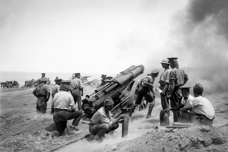 Gallipoli 1915, A 60-pounder artillery battery in action at Gallipoli, 1915. (Photo by Lt. Ernest Brooks/ Imperial War Museums via Getty Images)