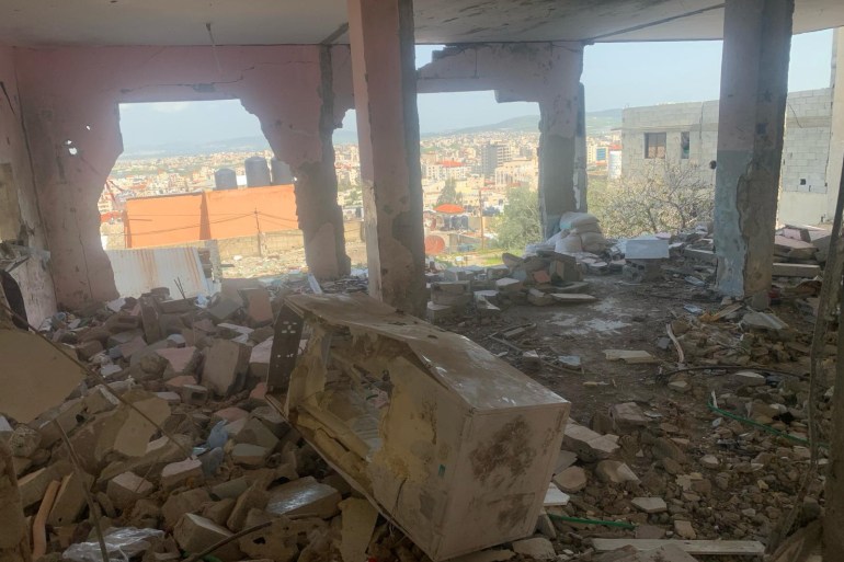 جنب الدمار بأحد مواقع حارة الدمج الذي سببه الاحتلال- من ضيف التقرير الحاج علي الدمج- الجزيرة نت7