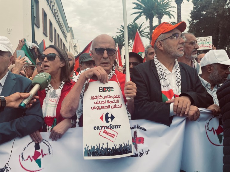 سيون أسيدون الناشط المغربي في حركة المقاطعة العالمية "بي دي أس" خلال مشاركته في مسيرة الرباط الداعمة لغزة (الجزيرة)